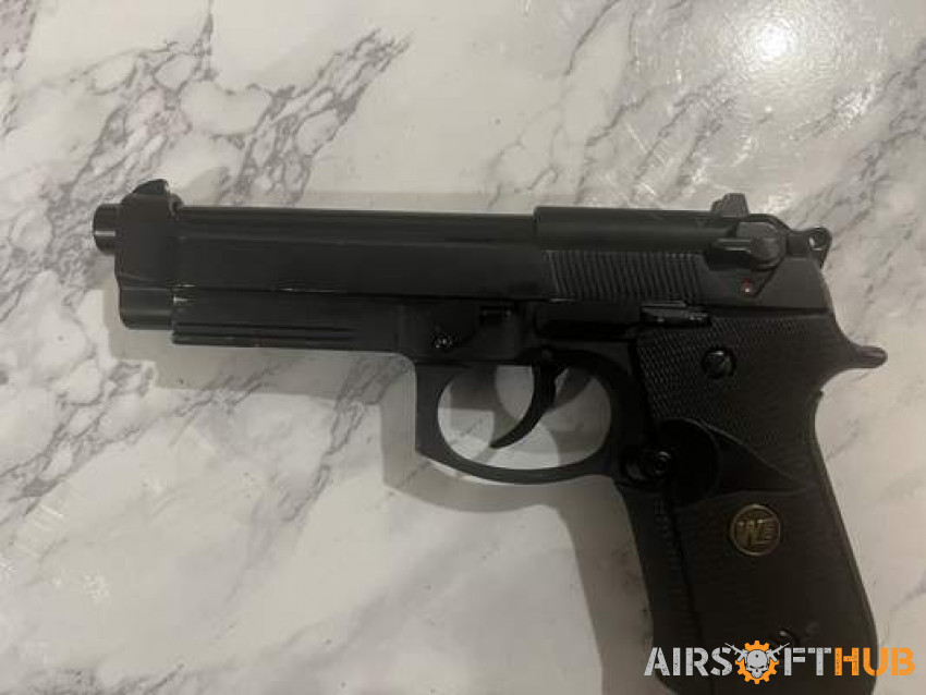 We peretta pistol with one mag - Used airsoft equipment