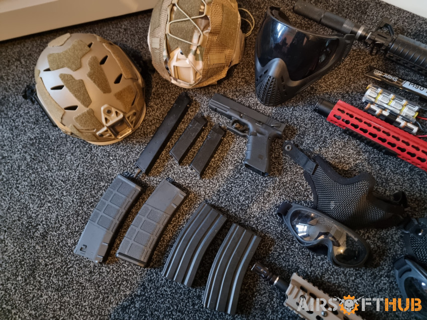 4 x Weapons and many extras - Used airsoft equipment