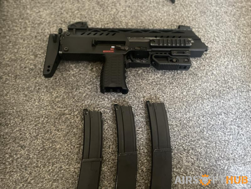 WE smg8 with 3 mags - Used airsoft equipment