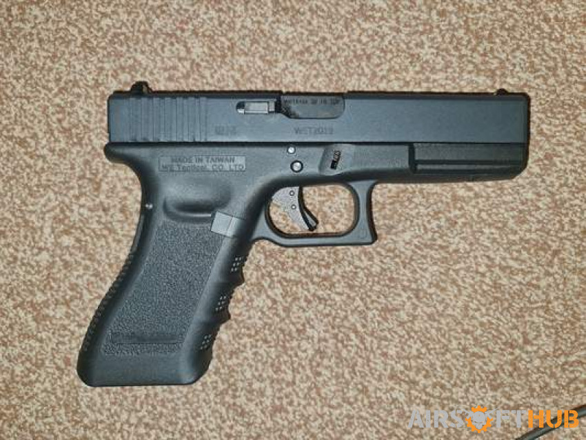 NEW WE g18c with one mag and b - Used airsoft equipment