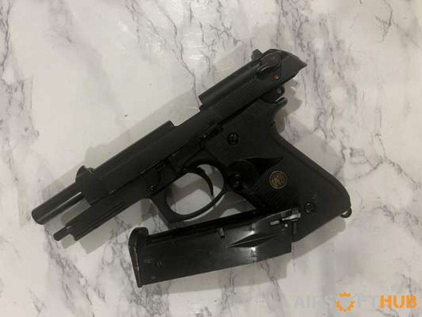 We peretta pistol with one mag - Used airsoft equipment