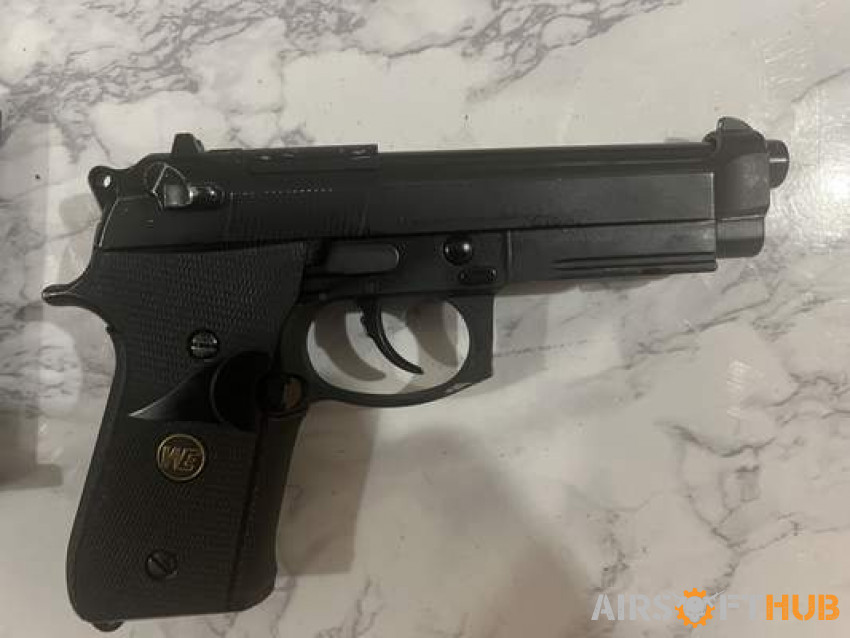 We peretta pistol with one mag - Used airsoft equipment