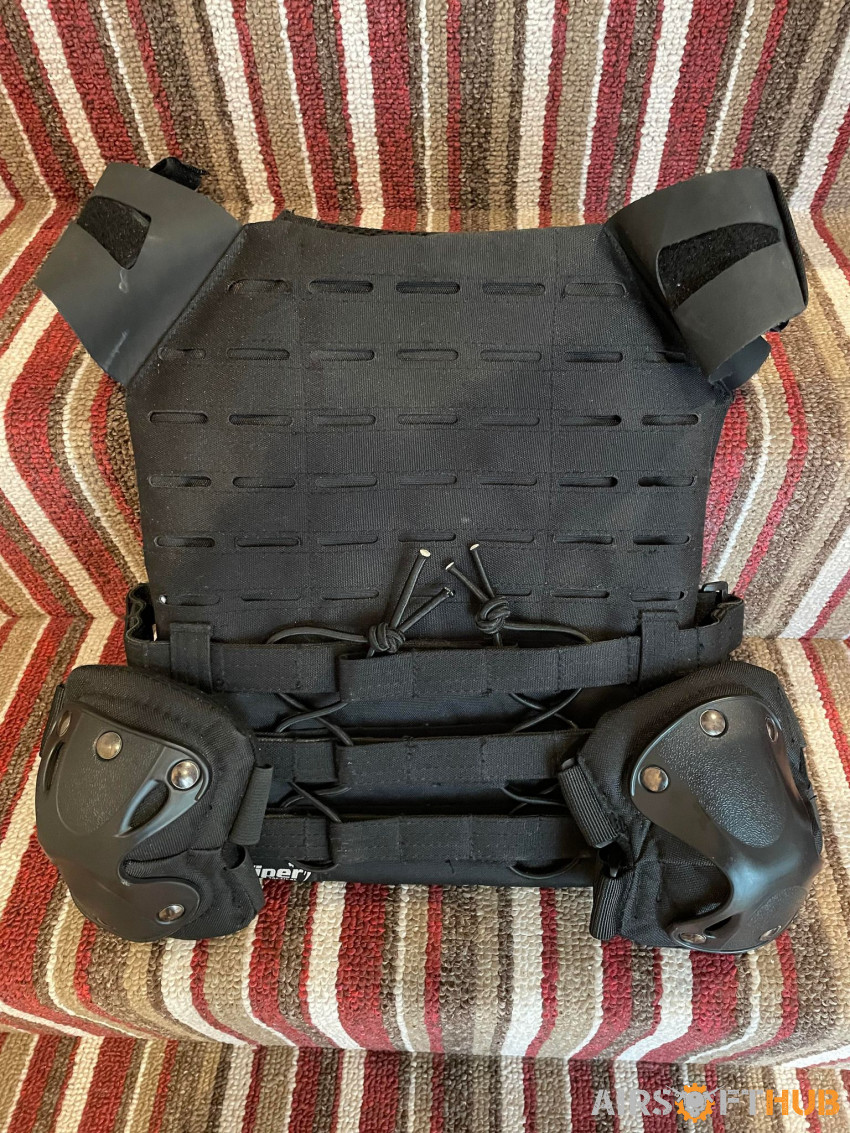 Plate carrier and Elbow pads - Used airsoft equipment