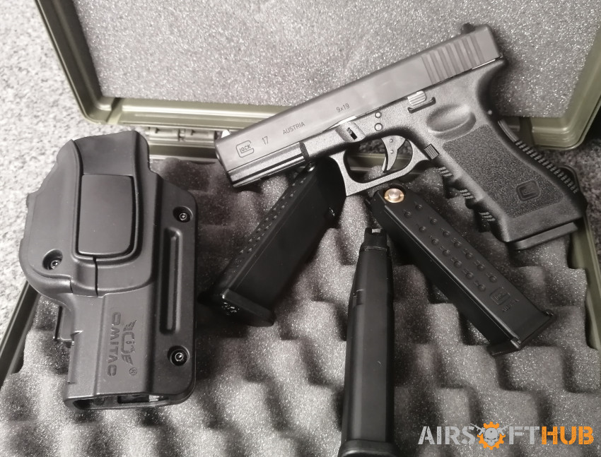 Glock 17 GHK with 3 extra mags - Used airsoft equipment