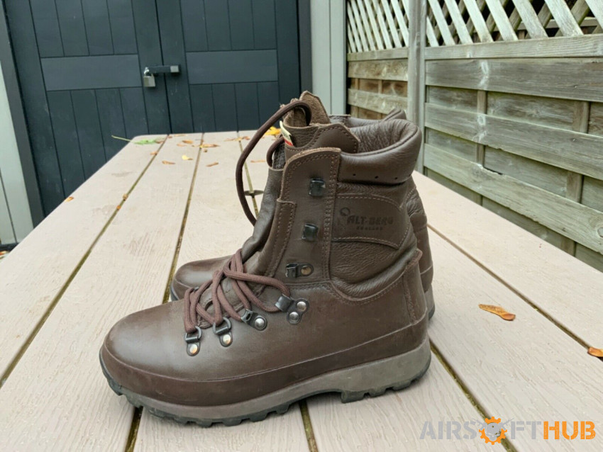 ALTBERG DFENDER BOOTS SIZE 4M - Used airsoft equipment