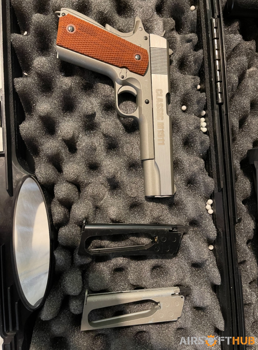 Classic m1911 pistol with c02 - Used airsoft equipment