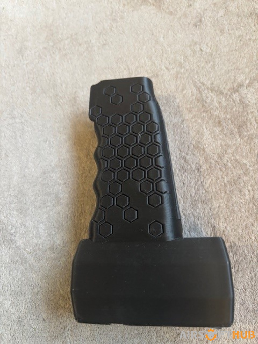 Pistol grip to Wolverine HPA - Used airsoft equipment