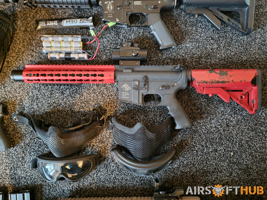 4 x Weapons and many extras - Used airsoft equipment