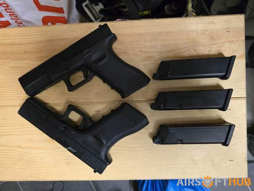 2x glocks with 3 magazine - Used airsoft equipment