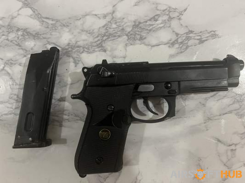 We peretta pistol with one mag - Used airsoft equipment