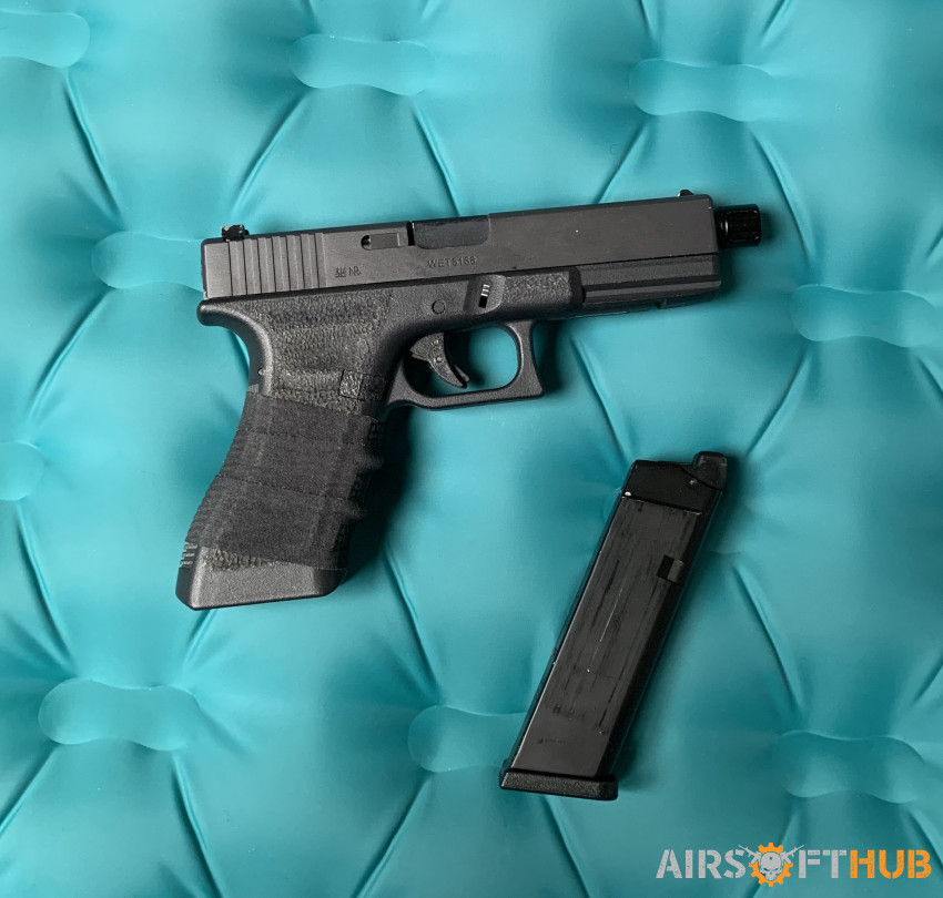 WE G17 Glock 17 with mag mint - Used airsoft equipment