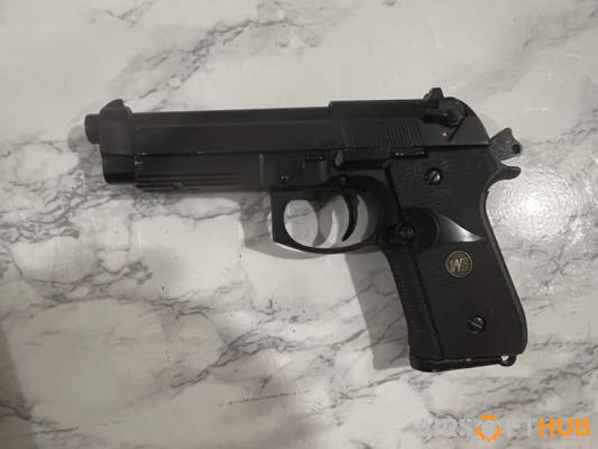 We peretta pistol with one mag - Used airsoft equipment