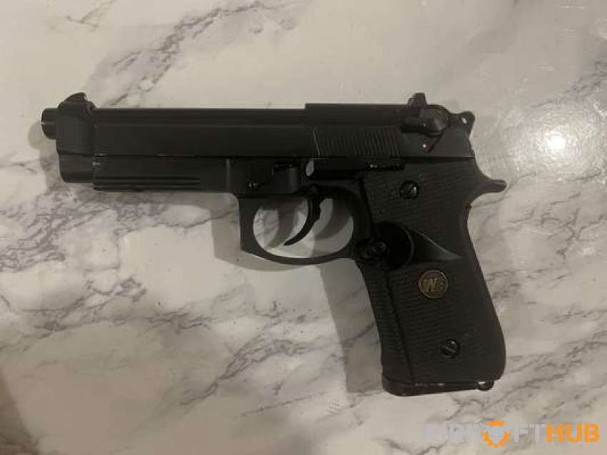 We peretta pistol with one mag - Used airsoft equipment