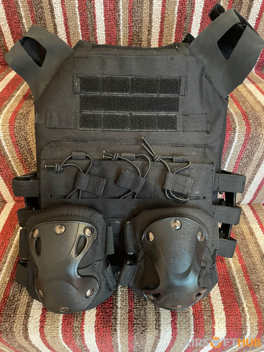 Plate carrier and Elbow pads - Used airsoft equipment