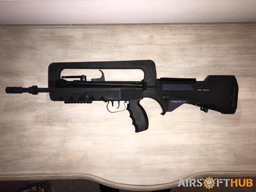 Cybergun Famas - 5 Mags - Used airsoft equipment