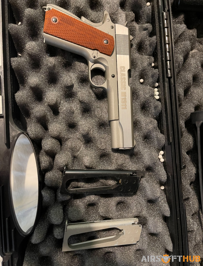 Classic m1911 pistol with c02 - Used airsoft equipment