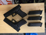 2x glocks with 3 magazine - Used airsoft equipment