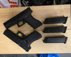 2x glocks with 3 magazine - Used airsoft equipment