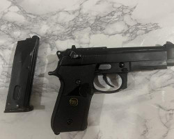 We peretta pistol with one mag - Used airsoft equipment